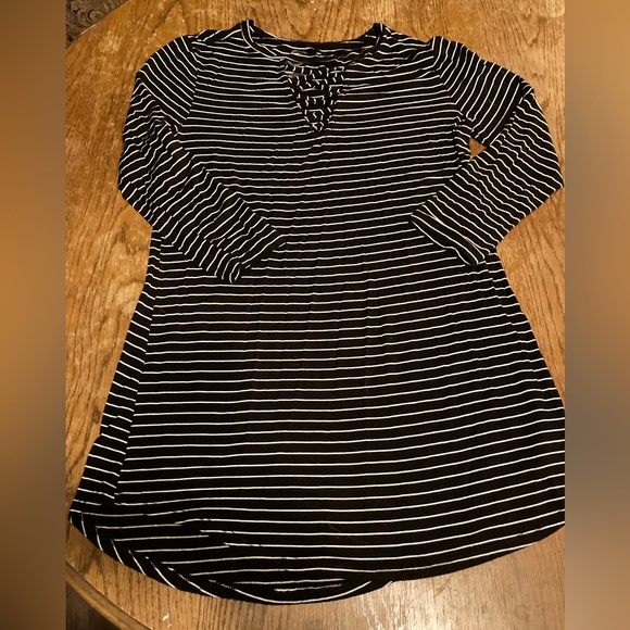 👚(bundle 4 items w/👚for $16) Black and white pin striped top - Picture 1 of 6